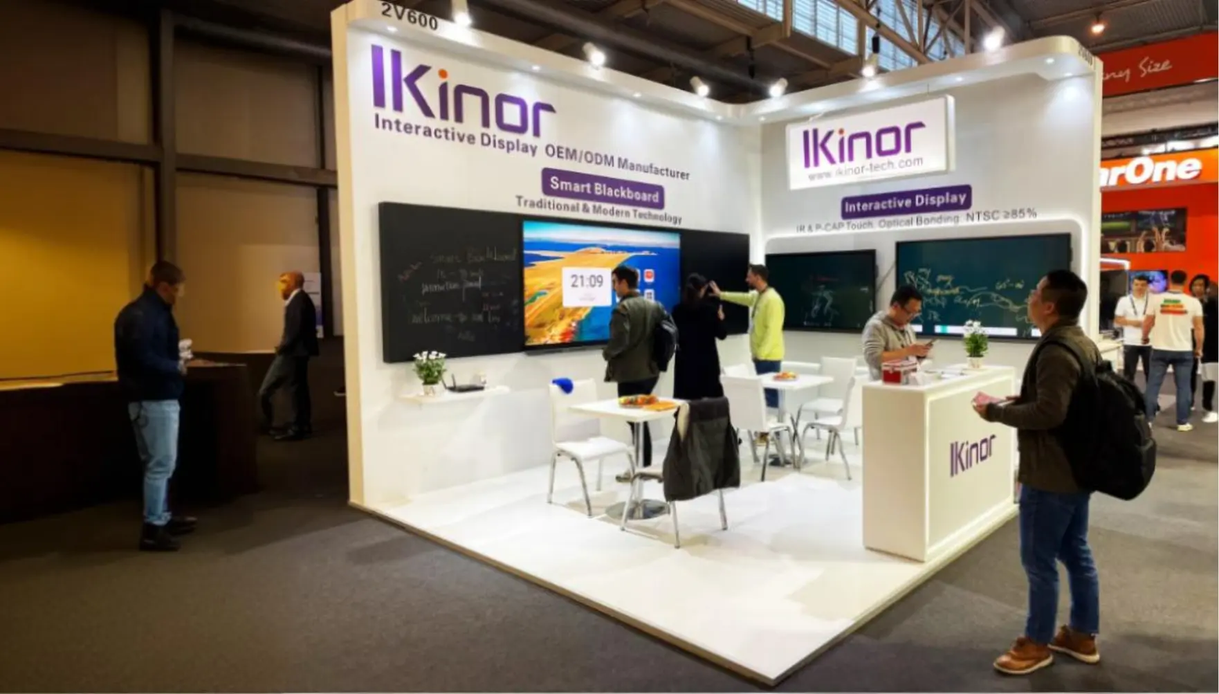 Retail Product Showcase Exhibition Stand with display cases